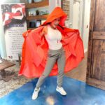 Santana Garrett Instagram - Dressed to impress.. for #HurricaneIAN 🌨💁‍♀️ In all seriousness, if you are local & need anything at all…Please do not hesitate in reaching out. 💛 Sending positive thoughts, prayers, & ALL the good energy to those in the path of Hurricane Ian. 🌪 #BeSafe #Hurricane #florida #centralflorida #orlando #weather #rainjacket #news Orlando, Florida