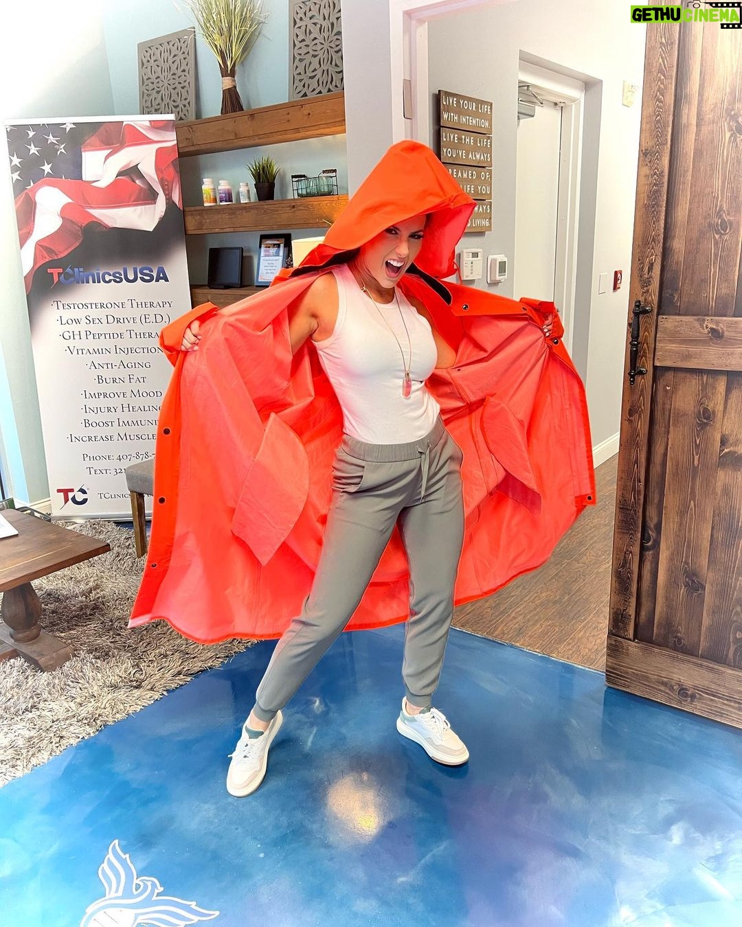 Santana Garrett Instagram - Dressed to impress.. for #HurricaneIAN 🌨💁♀️ In all seriousness, if you are local & need anything at all…Please do not hesitate in reaching out. 💛 Sending positive thoughts, prayers, & ALL the good energy to those in the path of Hurricane Ian. 🌪 #BeSafe #Hurricane #florida #centralflorida #orlando #weather #rainjacket #news Orlando, Florida