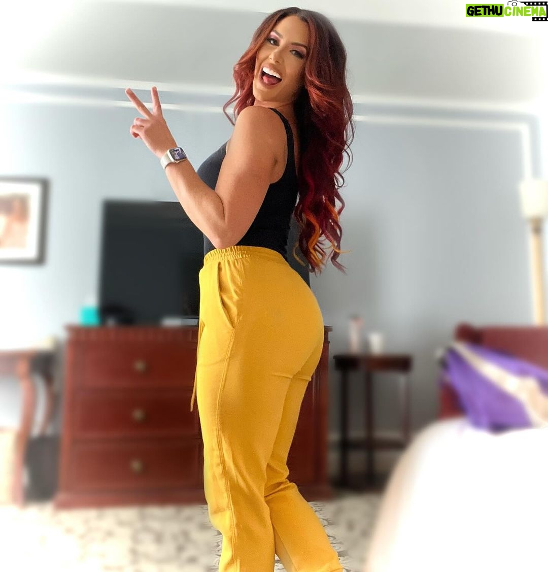 Santana Garrett Instagram - ✨GOOD VIBES✨ “Everyday can be a better day despite the challenge All you gotta do is leave it better than you found it. It’s gonna get difficult to stand, but hold your balance..” Hey you..yes YOU. Whatever it is you’re going through, YOU’VE GOT THIS! 💪✨👏 If you’re struggling with something and care to share, I’d love to hear from you. Also, it’s nice for others to read so they know they’re not alone.. ⬇️⬇️⬇️ Love & Light, My Friends! ✨💛 #goodvibes #sunday #sundayfunday #weekend #positivity #energy #santanagarrett #yougotthis #song #qotd #inspire #motivation