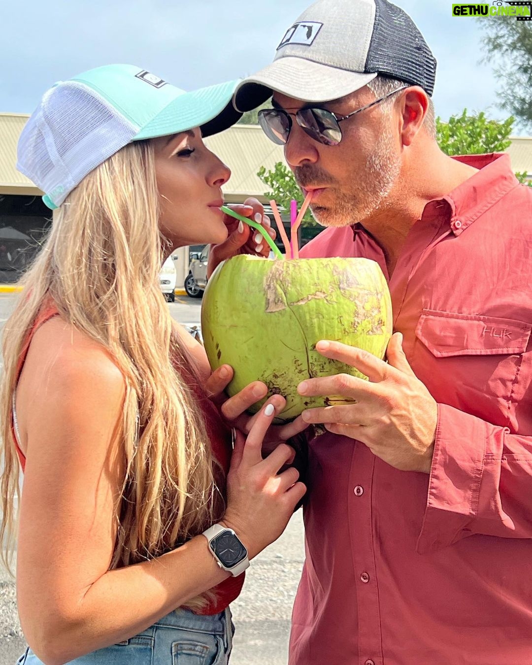 Santana Garrett Instagram - HAPPY THANKSGIVING from my family to yours!💛 I am THANKFUL for your love, support, & friendship! What are YOU thankful for? #Hawaii #happythanksgivng #grateful #thankful #travel #aloha #ohana #travelgram #aulanidisneyresort Aulani Hawaii
