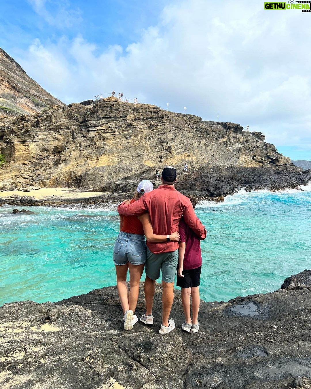 Santana Garrett Instagram - HAPPY THANKSGIVING from my family to yours!💛 I am THANKFUL for your love, support, & friendship! What are YOU thankful for? #Hawaii #happythanksgivng #grateful #thankful #travel #aloha #ohana #travelgram #aulanidisneyresort Aulani Hawaii