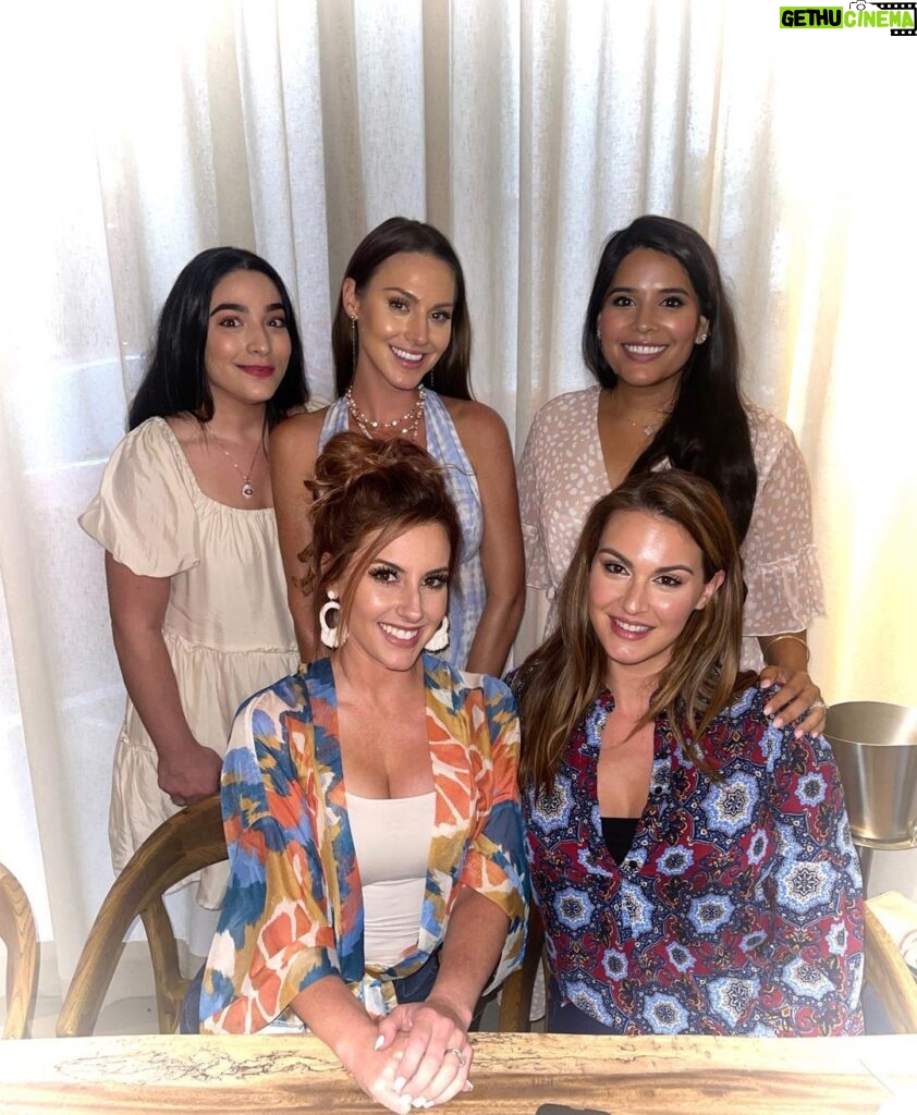Santana Garrett Instagram - Boss Babe Vibes 👸✨💪 Happy Wednesday Friends! Last night, I got to connect with these incredible women & meet their spouses. 💕 YOUR TURN-Tell me something GOOD about your week.. ⬇️⬇️⬇️ 💛💛💛 #bossbabe #women #girls #momclub #ypo #girlpower #womenempowerment AVA MediterrAegean