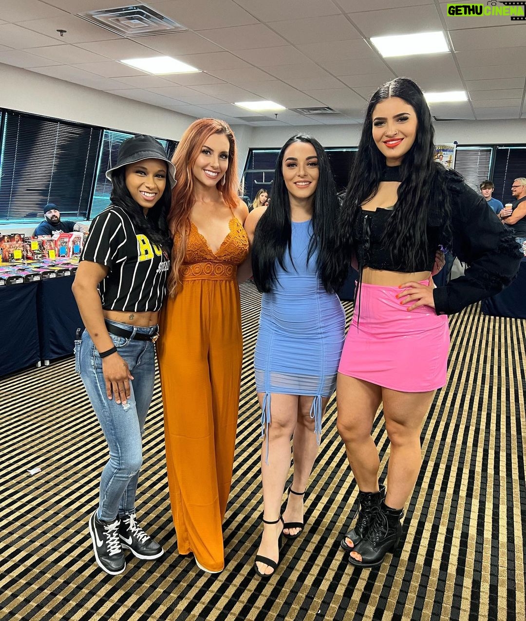 Santana Garrett - 3.7K Likes - G.I.R.L.S 🌻✨
MEETIN & GREETIN
Wonderful seeing old faces & new ones! This was a busy but great day!
#newjersey #newyork #ny #prowrestling #wwe #aew #impact