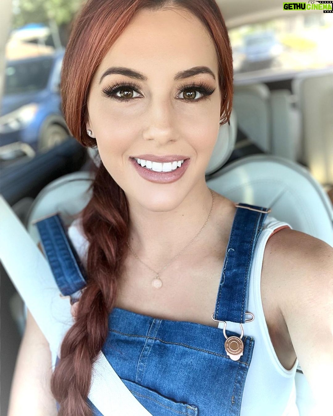 Santana Garrett - 3.7K Likes - She’s a little bit country. 💛
.
.
QUESTION: Where’d you grow up? Where do you live now?
Me: Ocala/Belleview, FL ➡️ Orlando, FL
*️⃣ YOUR TURN…
#overalls #ootd #potd #country #ocala #braid #weekend #weekendvibes #smalltown #selfie #saturday