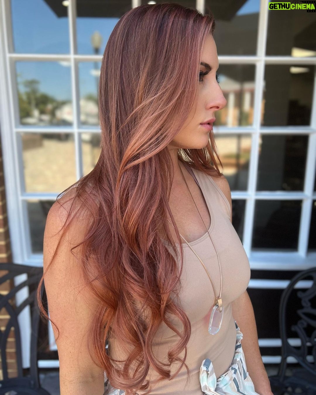 Santana Garrett - 3.5K Likes - HAIR TRANSFORMATION 💁🏻♀️
Colorist/Stylist @masterpiecehair Hair Extensions @bohyme
Drop a 🧡 below if you like it! ☺️
#haircolor #copper #redhair #hairtransformation #hair