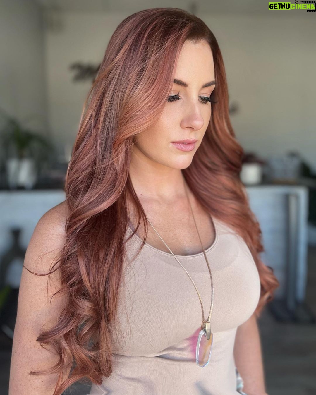 Santana Garrett - 3.5K Likes - HAIR TRANSFORMATION 💁🏻♀️
Colorist/Stylist @masterpiecehair Hair Extensions @bohyme
Drop a 🧡 below if you like it! ☺️
#haircolor #copper #redhair #hairtransformation #hair