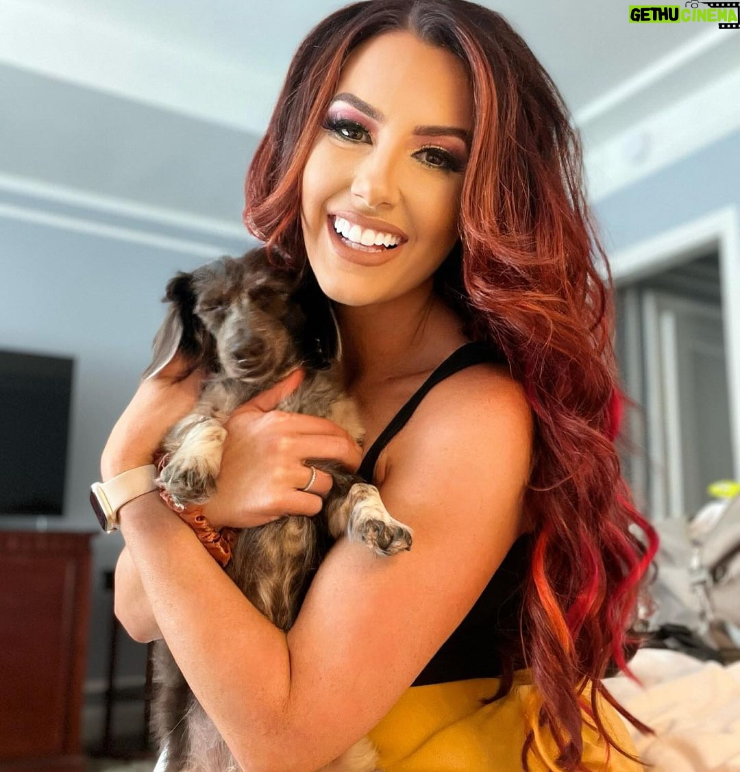 Santana Garrett Instagram - ✨GOOD VIBES✨ “Everyday can be a better day despite the challenge All you gotta do is leave it better than you found it. It’s gonna get difficult to stand, but hold your balance..” Hey you..yes YOU. Whatever it is you’re going through, YOU’VE GOT THIS! 💪✨👏 If you’re struggling with something and care to share, I’d love to hear from you. Also, it’s nice for others to read so they know they’re not alone.. ⬇️⬇️⬇️ Love & Light, My Friends! ✨💛 #goodvibes #sunday #sundayfunday #weekend #positivity #energy #santanagarrett #yougotthis #song #qotd #inspire #motivation