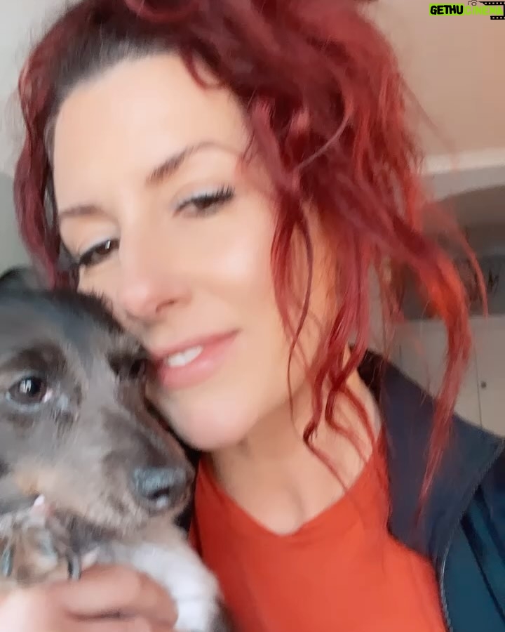 Santana Garrett Instagram - “Proud of you, but I also envy you.” 🤷🏻♀️😜 SWIPE to see who I am referring to..& the TALENT.. I wish I had!! ▶️▶️ 🚨 YOUR TURN: 🚨 What is one talent you wish you had??? ⬇️⬇️ . . . #talent #ig #video #potd #santanagarrett #quote