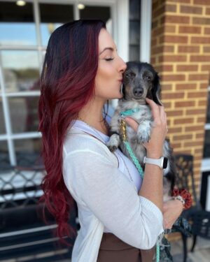 Santana Garrett Instagram - New Hair. ☺️✨💁🏻‍♀️

Swipe to see Emma’s amazing costume! 🙌

@masterpiecehair @bohyme 
#newhair #haircolor #redhair