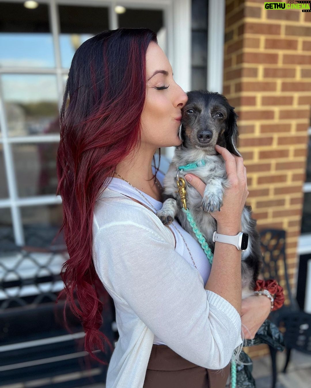 Santana Garrett - 3.1K Likes - New Hair. ☺️✨💁🏻♀️
Swipe to see Emma’s amazing costume! 🙌
@masterpiecehair @bohyme
#newhair #haircolor #redhair