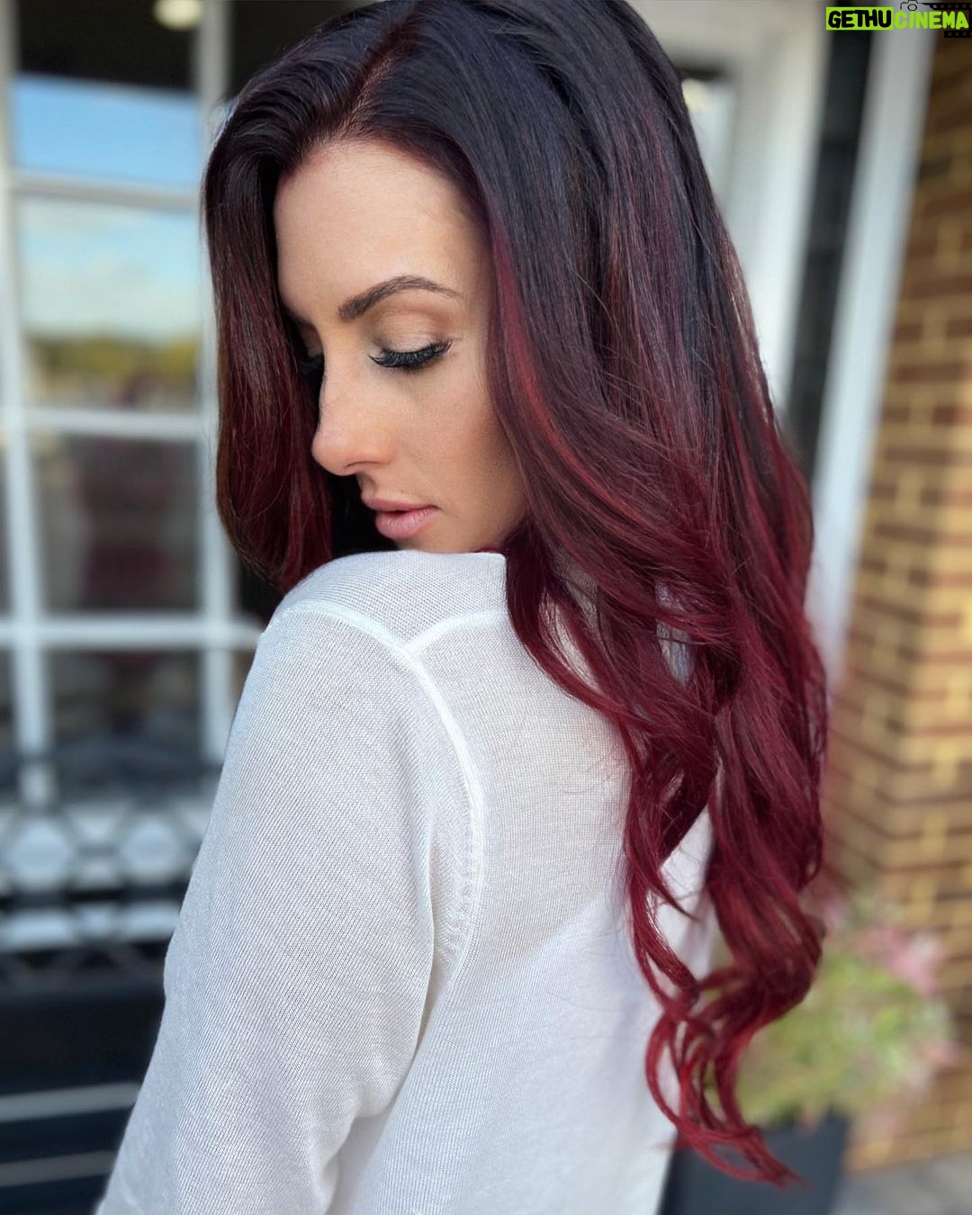 Santana Garrett - 3.1K Likes - New Hair. ☺️✨💁🏻♀️
Swipe to see Emma’s amazing costume! 🙌
@masterpiecehair @bohyme
#newhair #haircolor #redhair