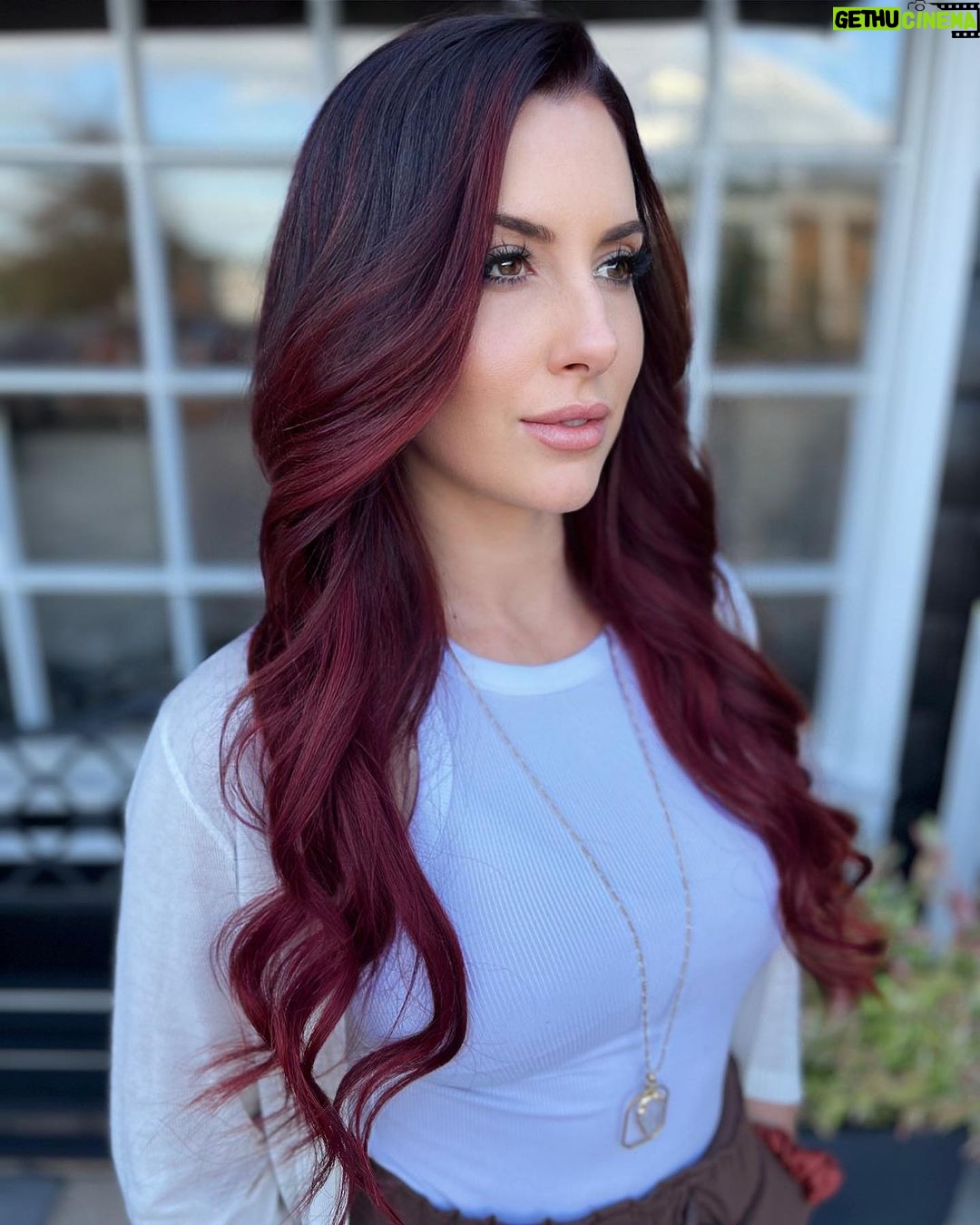Santana Garrett - 3.1K Likes - New Hair. ☺️✨💁🏻♀️
Swipe to see Emma’s amazing costume! 🙌
@masterpiecehair @bohyme
#newhair #haircolor #redhair