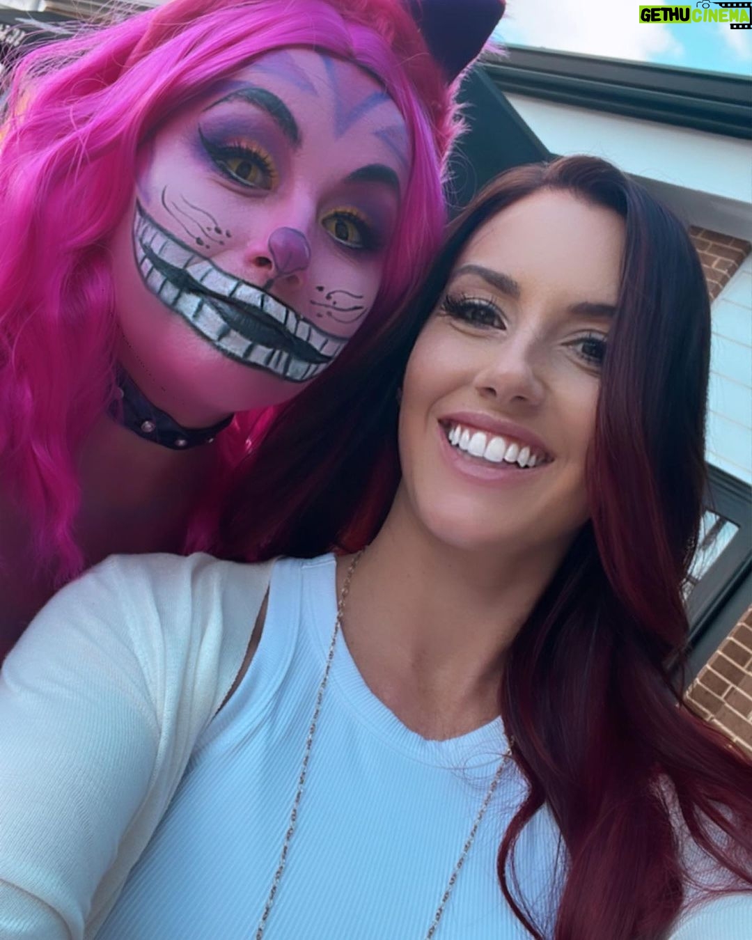 Santana Garrett - 3.1K Likes - New Hair. ☺️✨💁🏻♀️
Swipe to see Emma’s amazing costume! 🙌
@masterpiecehair @bohyme
#newhair #haircolor #redhair