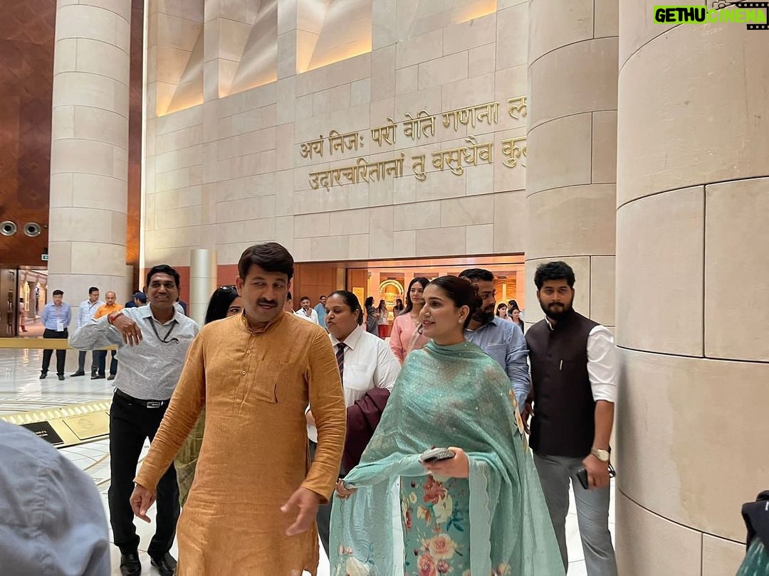 Sapna Choudhary Instagram - सही समय था ये ही समय था 🙏🏻 भारत की नई संसद में पहले ही दिन जाने का सौभाग्य प्राप्त हुआ और @narendramodi जी की सरकार ने संसद और विधानसभाओं में महिलाओं के लिए 33% आरक्षण विधेयक को ला कर महिला सशक्तिकरण के लिए भारत का सिर विश्व में ऊँचा किया 🙏🏻 इस ऐतिहासिक निर्णय का स्वागत करते हुए मैं सभी मातायों,बहनो की तरफ़ से आदरणीय प्रधानमंत्री श्री @narendramodi जी का हार्दिक से धन्यवाद करती हूँ। @kanganaranaut @manojtiwari.mp @egupta @babitaphogatofficial @official.anuragthakur