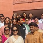 Sapna Choudhary Instagram - सही समय था ये ही समय था 🙏🏻 भारत की नई संसद में पहले ही दिन जाने का सौभाग्य प्राप्त हुआ और @narendramodi जी की सरकार ने संसद और विधानसभाओं में महिलाओं के लिए 33% आरक्षण विधेयक को ला कर महिला सशक्तिकरण के लिए भारत का सिर विश्व में ऊँचा किया 🙏🏻 इस ऐतिहासिक निर्णय का स्वागत करते हुए मैं सभी मातायों,बहनो की तरफ़ से आदरणीय प्रधानमंत्री श्री @narendramodi जी का हार्दिक से धन्यवाद करती हूँ। @kanganaranaut @manojtiwari.mp @egupta @babitaphogatofficial @official.anuragthakur