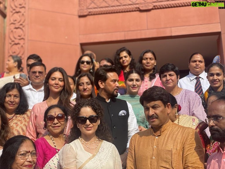 Sapna Choudhary Instagram - सही समय था ये ही समय था 🙏🏻 भारत की नई संसद में पहले ही दिन जाने का सौभाग्य प्राप्त हुआ और @narendramodi जी की सरकार ने संसद और विधानसभाओं में महिलाओं के लिए 33% आरक्षण विधेयक को ला कर महिला सशक्तिकरण के लिए भारत का सिर विश्व में ऊँचा किया 🙏🏻 इस ऐतिहासिक निर्णय का स्वागत करते हुए मैं सभी मातायों,बहनो की तरफ़ से आदरणीय प्रधानमंत्री श्री @narendramodi जी का हार्दिक से धन्यवाद करती हूँ। @kanganaranaut @manojtiwari.mp @egupta @babitaphogatofficial @official.anuragthakur