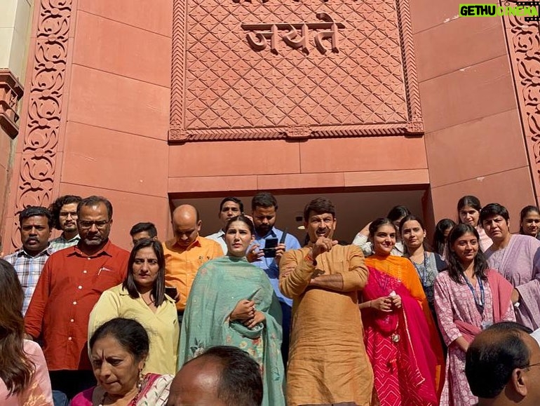 Sapna Choudhary Instagram - सही समय था ये ही समय था 🙏🏻 भारत की नई संसद में पहले ही दिन जाने का सौभाग्य प्राप्त हुआ और @narendramodi जी की सरकार ने संसद और विधानसभाओं में महिलाओं के लिए 33% आरक्षण विधेयक को ला कर महिला सशक्तिकरण के लिए भारत का सिर विश्व में ऊँचा किया 🙏🏻 इस ऐतिहासिक निर्णय का स्वागत करते हुए मैं सभी मातायों,बहनो की तरफ़ से आदरणीय प्रधानमंत्री श्री @narendramodi जी का हार्दिक से धन्यवाद करती हूँ। @kanganaranaut @manojtiwari.mp @egupta @babitaphogatofficial @official.anuragthakur