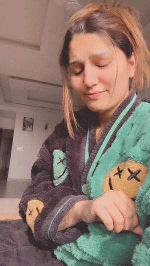 Sapna Choudhary Instagram - नैन नक़्श अक्स बक्स टक्स 😂

#sapnachaudhary #desiqueen #comedy #positivevibes #thankgodforeverything