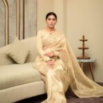 Sapna Choudhary Instagram – Gorgeous नारी, with golden saree 🫰🏻

Wearing @odhniworld 

#sapnachaudhary #desiqueen #saree #positivevibes #thankgodforeverything