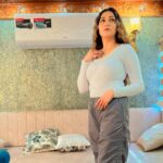 Sapna Choudhary Instagram - डरने की क्या बात है ,उपर वाला अपने साथ है ✨ #sapnachaudhary #desiqueen #positivevibes #smile #thankgodforeverything