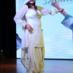 Sapna Choudhary Instagram – चिट्टे सूट ते ☺️

Wearing @ratnavati_collection09 

#sapnachaudhary #desiqueen #haryana #positivevibes #thankgodforeverything