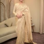 Sapna Choudhary Instagram – Gorgeous नारी, with golden saree 🫰🏻

Wearing @odhniworld 

#sapnachaudhary #desiqueen #saree #positivevibes #thankgodforeverything