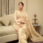 Sapna Choudhary Instagram – Gorgeous नारी, with golden saree 🫰🏻

Wearing @odhniworld 

#sapnachaudhary #desiqueen #saree #positivevibes #thankgodforeverything