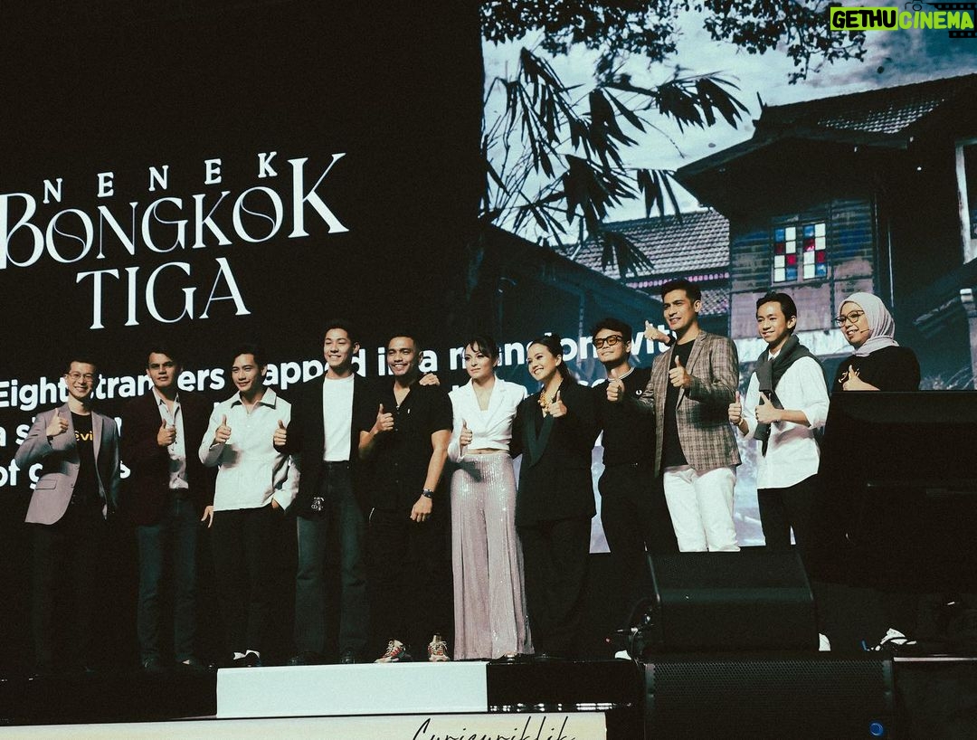 Sara Ali Instagram - Ok, it’s official. #NenekBongkokTiga will be premiering in February 2023 only on Viu. Thank you @hunhaqeem @curicuriklik @atiqah9529 for this group photo. Missing @syafienaswip , @sheriemerlis & Sofea Jane. #ViuUpfront2023 KLCC Convention Centre