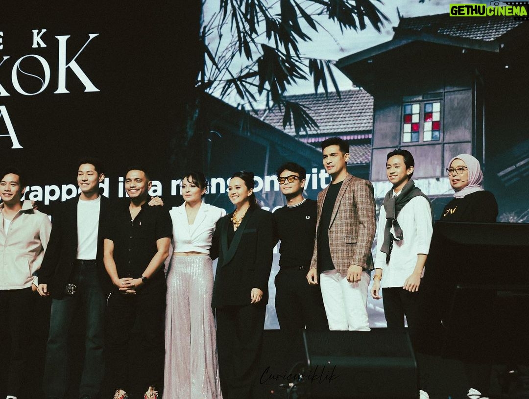 Sara Ali Instagram - Ok, it’s official. #NenekBongkokTiga will be premiering in February 2023 only on Viu. Thank you @hunhaqeem @curicuriklik @atiqah9529 for this group photo. Missing @syafienaswip , @sheriemerlis & Sofea Jane. #ViuUpfront2023 KLCC Convention Centre