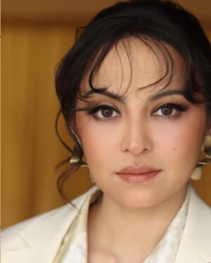 Sara Ali Instagram - Thank you to my double combo, the Sara(h)’s. I look like those girls in the 80’s( i think..) 😆✨

MUA : @saraamackup @hellosaraa 
Hair : @cantikbysarahashikin 
Suits : @bonia__official