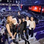 Sara Ali Instagram - Had the most amazing time at @dewa19anniversarytour . Epic performance by each & everyone of them in the band. Im happy to be here tonite thanks to da man @azhadaud . 🖤 Axiata Arena