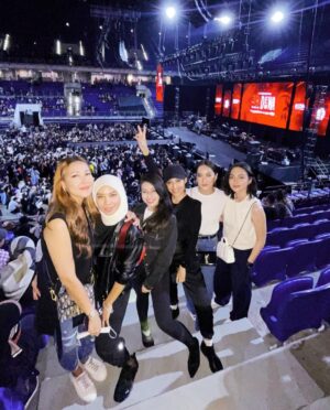 Sara Ali Instagram - Had the most amazing time at @dewa19anniversarytour . Epic performance by each & everyone of them in the band. Im happy to be here tonite thanks to da man @azhadaud . 🖤