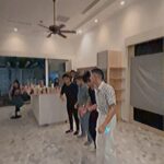 Sara Ali Instagram - Masa @imillya_yaamin bagitahu i, yang dia minta the boys utk buat tiktok dengan Yusry, tanpa second thoughts i terus beli idea dia. Dan i cakap terus terang, adik2 i (@syafienaswip , @realfimiedon , @hunhaqeem & @meerqeen ) memang nakal. Diorg berjaya buat Director kitorg @yusryabdhalim untuk join apa sahaja diorg minta. @lisasurihani pun terkejut. 😂 Ini behind the scene, tiktok yang bakal diterbit oleh @syafienaswip . So enjoy korang. Yusry cool, mad respect 🫡👏🏼 #NenekBongkokTiga #NBTWrapParty #ViuOriginal #ViuMalaysia