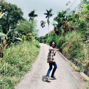 Sara Ali Instagram - Waktu ke waktu perlahan kurakit egoku.
Merangkul orang-orang yang mulai sejiwa denganku.
Ke-BM-an membukakan jalan mencari teman.
Bergeraklah dari zona nyaman.