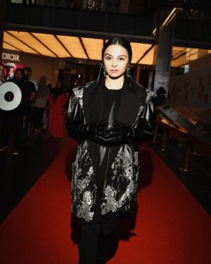 Sara Ali Instagram - Thank you @viumalaysia for organising such a  big premier, which is more than I could ask for. 🖤🙏🏽

#NenekBongkokTiga : Episode 1 & 2, now on Viu. 💛✨

📸 : @curicuriklik 
Stylist : @weecheeism in collaboration with @stressinstyle 
MUA : @yslbeauty 
Wardrobe : @mmg_mastermindgen 

#ViuOriginal #NBT