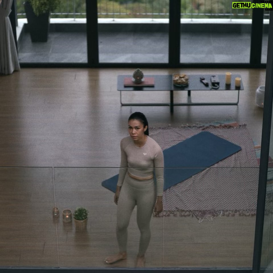 Sara Ali Instagram - The one with the vision is @bradliew . The forces who ensure the vision is realised are the formidable @biancabalbuena & @yvevonn . And with the meticulous eyes of @udinism and the on set ferociousness of @johannajunkyard , the can taken to post production is nothing short of extraordinary.. let alone the end product, whereby I find myself feeling ever so grateful to be a part of this beautiful creation. Thank you very much from the bottom of my heart. ❤️ Ayizah, ayizah is now streaming on HBO Go.