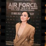 Sara Ali Instagram - Thank you ✨ @afiqmofficial @afiqmohamed @tanya_z 📸 : @tianchad #AirforceTheMovie #Selagibernyawa