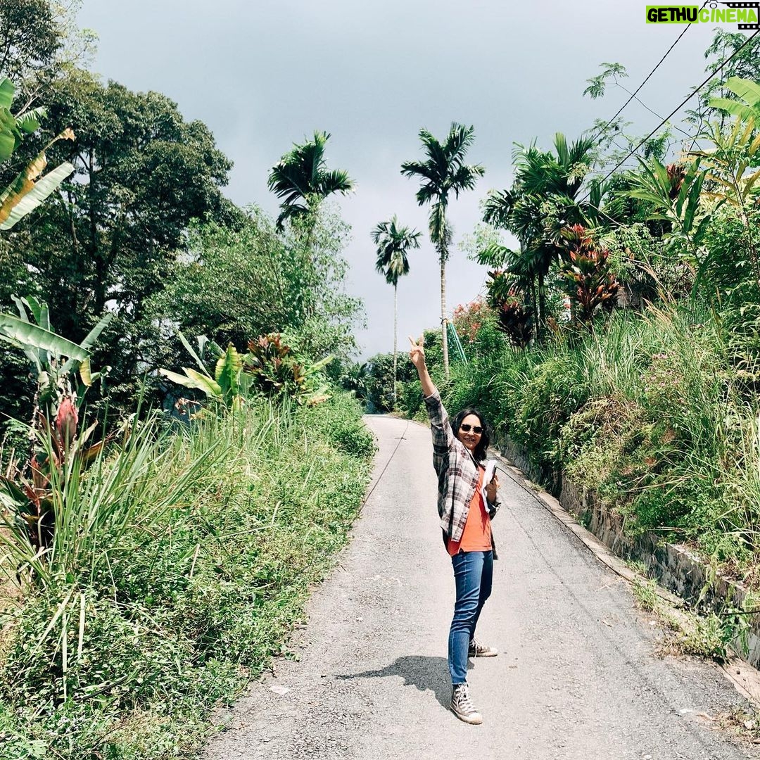 Sara Ali Instagram - Waktu ke waktu perlahan kurakit egoku. Merangkul orang-orang yang mulai sejiwa denganku. Ke-BM-an membukakan jalan mencari teman. Bergeraklah dari zona nyaman. Zona Nyaman