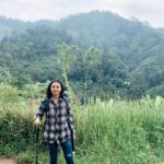 Sara Ali Instagram - Waktu ke waktu perlahan kurakit egoku. Merangkul orang-orang yang mulai sejiwa denganku. Ke-BM-an membukakan jalan mencari teman. Bergeraklah dari zona nyaman. Zona Nyaman