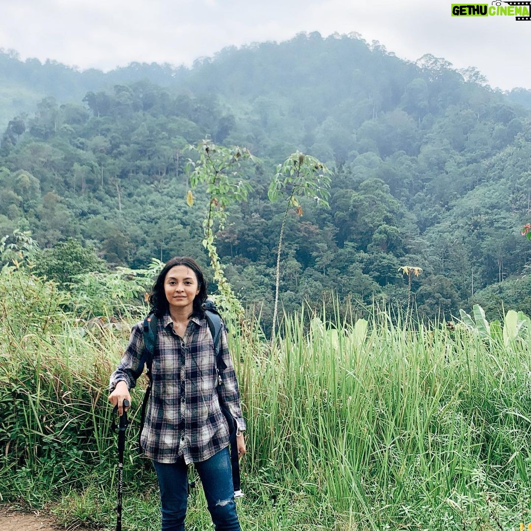 Sara Ali Instagram - Waktu ke waktu perlahan kurakit egoku. Merangkul orang-orang yang mulai sejiwa denganku. Ke-BM-an membukakan jalan mencari teman. Bergeraklah dari zona nyaman. Zona Nyaman