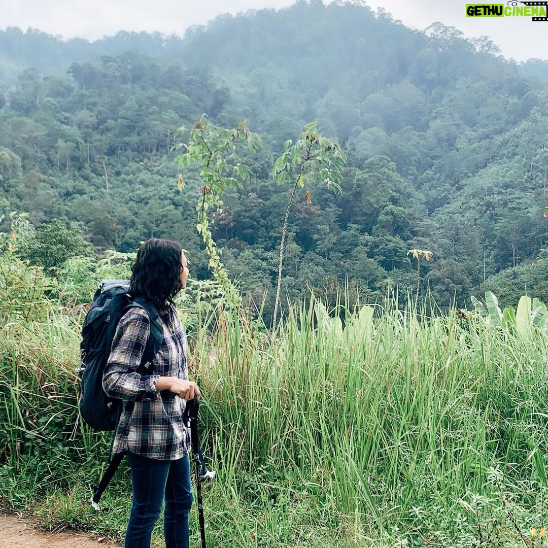 Sara Ali Instagram - Waktu ke waktu perlahan kurakit egoku. Merangkul orang-orang yang mulai sejiwa denganku. Ke-BM-an membukakan jalan mencari teman. Bergeraklah dari zona nyaman. Zona Nyaman