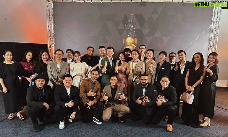 Sara Ali Instagram - Alhamdulillah.. team #AirForceTheMovie menang 3 dari 13 nominasi. Bukan mudah, tercalon sahaja sudah cukup membanggakan. Tahniah semua, In Shaa Allah we do better. Let’s make more good blockbuster movie. ✊🏽 #SelagiBernyawa #FFM32