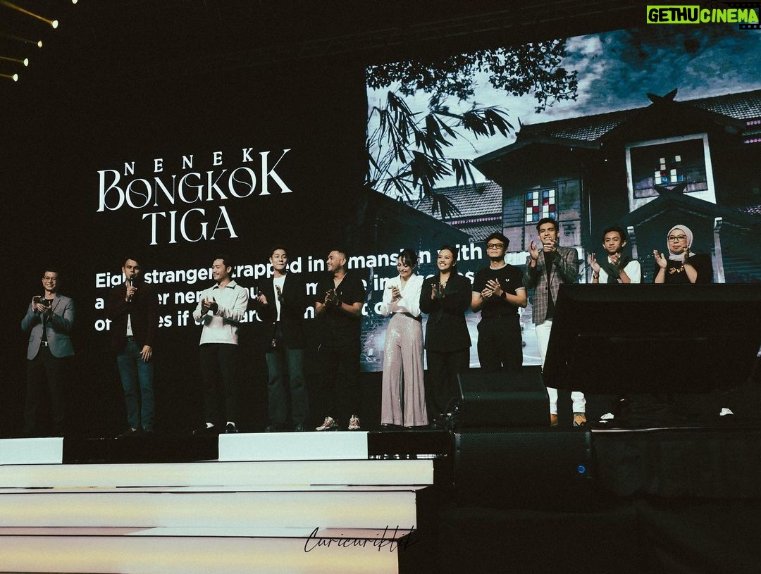 Sara Ali Instagram - Ok, it’s official. #NenekBongkokTiga will be premiering in February 2023 only on Viu. Thank you @hunhaqeem @curicuriklik @atiqah9529 for this group photo. Missing @syafienaswip , @sheriemerlis & Sofea Jane. #ViuUpfront2023 KLCC Convention Centre