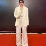 Sara Ali Instagram - Thank you to my double combo, the Sara(h)’s. I look like those girls in the 80’s( i think..) 😆✨ MUA : @saraamackup @hellosaraa Hair : @cantikbysarahashikin Suits : @bonia__official