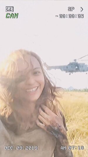 Sara Ali Instagram - Bukan senang ya, nak fokus untuk serious dalam projek ni, tiap-tiap hari.. ada je benda yang kitorang akan culture shock. 

Terima kasih untuk 30 juta dalam 28 hari. ❤️

#AirForceTheMovie
#SelagiBernyawa
#JarangTerhibur