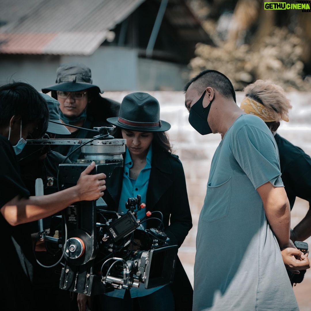 Sara Ali Instagram - Kes sudah selesai untuk sang detektif. Yang jahat sudah ditangkap, yang dibunuh sudah dituntut bela. Onak dan duri telah ditempuhi, dan benih siasatan sudah berbuah. Tapi ada kalanya, mungkin tercetus suara hati sang detektif yang mengatakan ada yang tak kena. Ada sesuatu yang belum… habis. Malam ini, episod akhir #MurderByMoonlight , jam 9 malam di Astro Citra. Mari kita tangkap, pembunuh yang sebenar. 🕵️