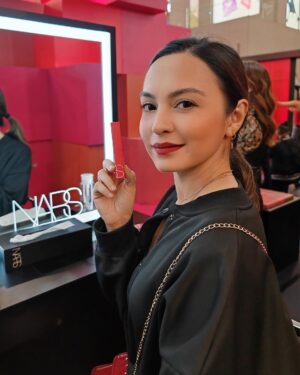 Sara Ali Instagram - Grateful to @narsissist for the exclusive invite to their Powermatte Lipstick launch! 💄

From games to makeovers, photo ops, and even customizing my own lipstick with my name – it was a day filled with excitement. The new textures and colors are pure perfection. Feeling fabulous with Nars. 💋✨

#Narsissist
#YourNextPowerMove
#NarsMalaysia