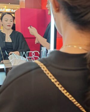 Sara Ali Instagram - Grateful to @narsissist for the exclusive invite to their Powermatte Lipstick launch! 💄

From games to makeovers, photo ops, and even customizing my own lipstick with my name – it was a day filled with excitement. The new textures and colors are pure perfection. Feeling fabulous with Nars. 💋✨

#Narsissist
#YourNextPowerMove
#NarsMalaysia