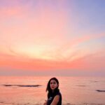 Sara Ali Khan Instagram - Sometimes we all spend beautiful moments negotiating minutes. It takes seeing the sunset to remind yourself- time isn’t going to wait, and you can’t hold onto the grains of sand. So let go and allow yourself to just be. Gratitude, acceptance & allowance 🌅🙏🏻☀️☮️