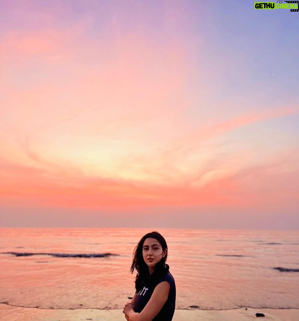 Sara Ali Khan Instagram - Sometimes we all spend beautiful moments negotiating minutes. It takes seeing the sunset to remind yourself- time isn’t going to wait, and you can’t hold onto the grains of sand. So let go and allow yourself to just be. Gratitude, acceptance & allowance 🌅🙏🏻☀️☮️